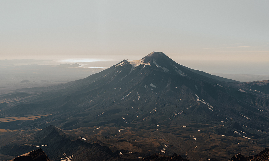 Koryaksky Volcano: A Symphony of Colors and Textures in Kamchatka’s Skyline