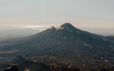 Koryaksky Volcano: A Symphony of Colors and Textures in Kamchatka’s Skyline